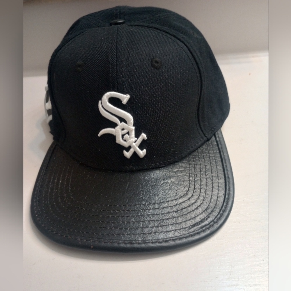 PRO Official Merchandise Chicago White Sox Leather Bill Strapback Hat